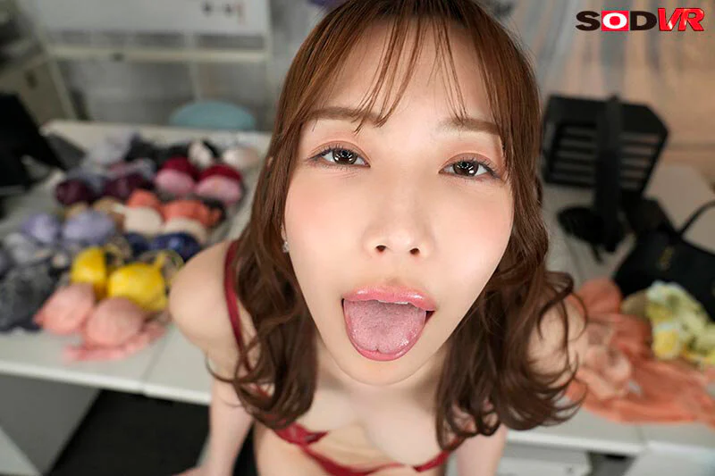 【VR】【8K】超高級下着メーカーの女社長(絶倫)は、ランジェリーをウブ社員の僕(早漏)に見せつけて焦らしセクハラの反応を楽しんでいます。 釈アリス - 画像3