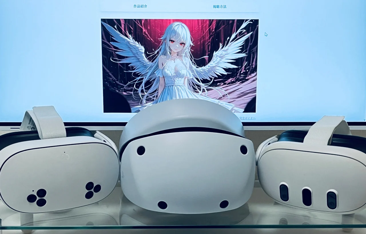 デスクのモニターの前に置かれた管理人のVRゴーグル